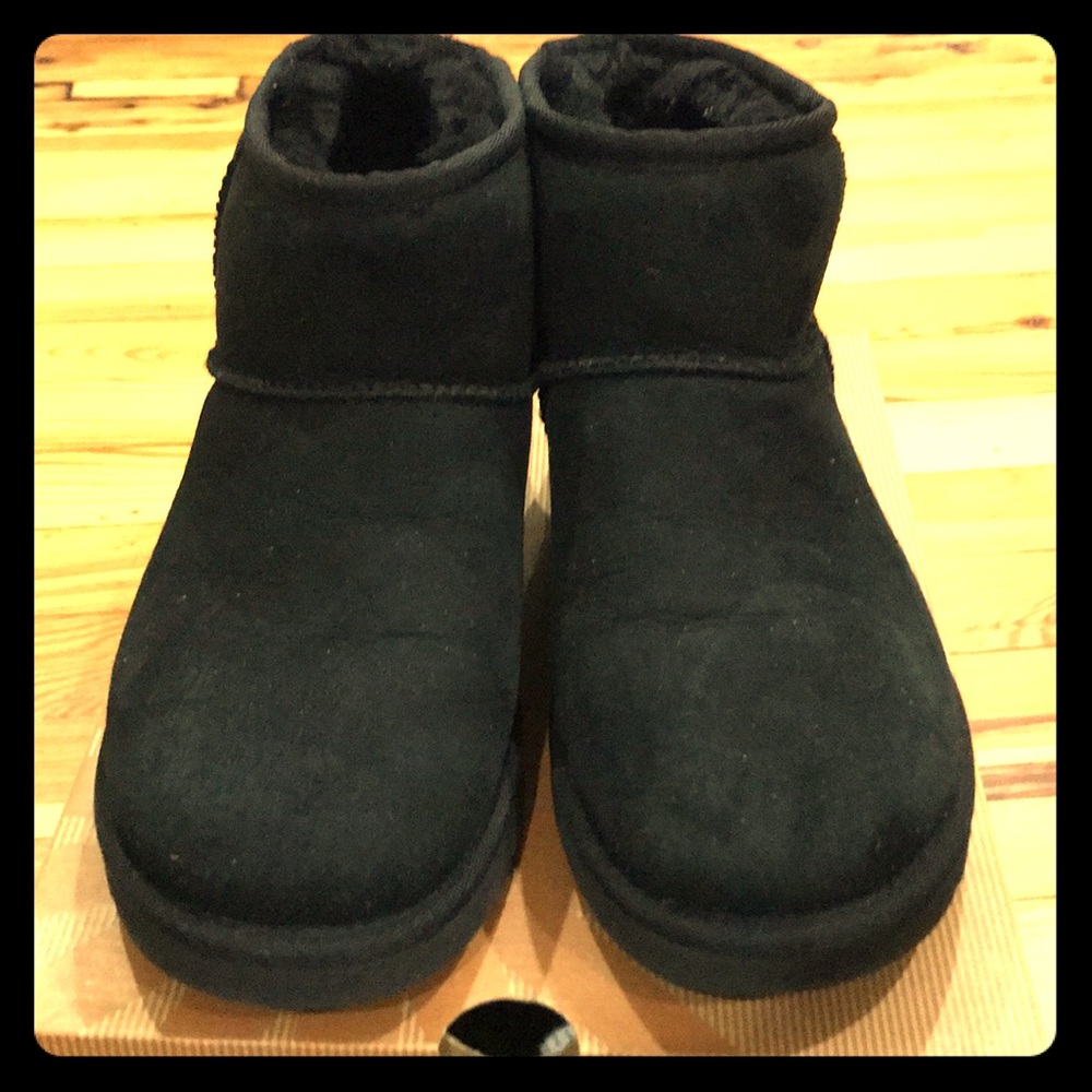 Black short UGGS
